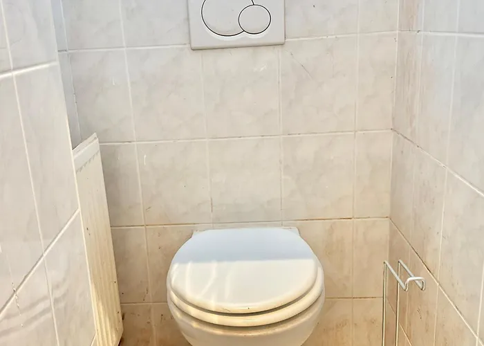 شقة 4 Bedroom Stylish With Shared Backyard *