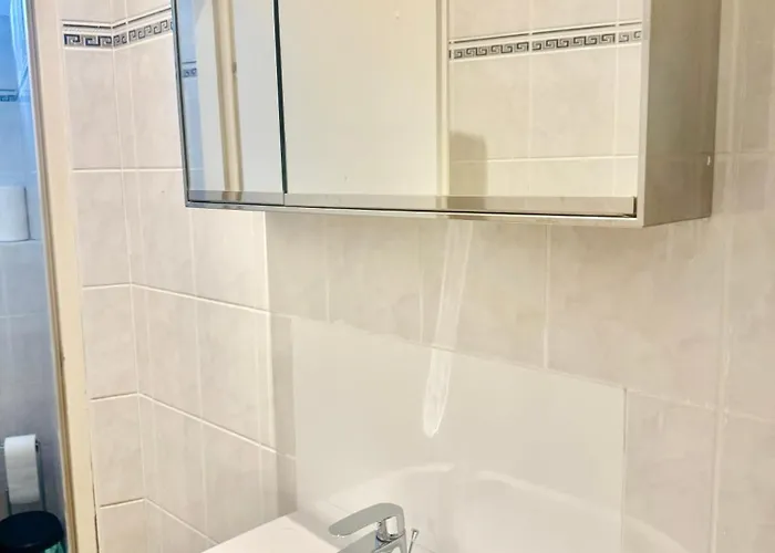 4 Bedroom Stylish With Shared Backyard شقة *
