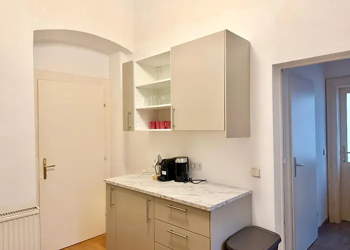 4 Bedroom Stylish With Shared Backyard شقة فيينا