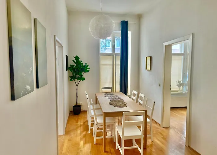 4 Bedroom Stylish With Shared Backyard * فيينا
