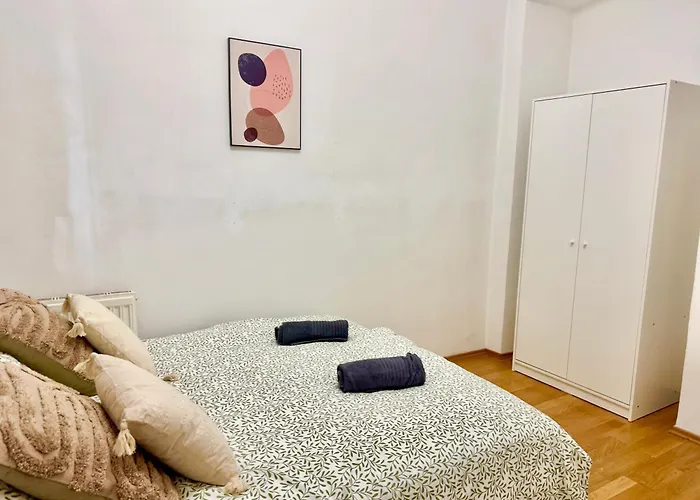 شقة 4 Bedroom Stylish With Shared Backyard