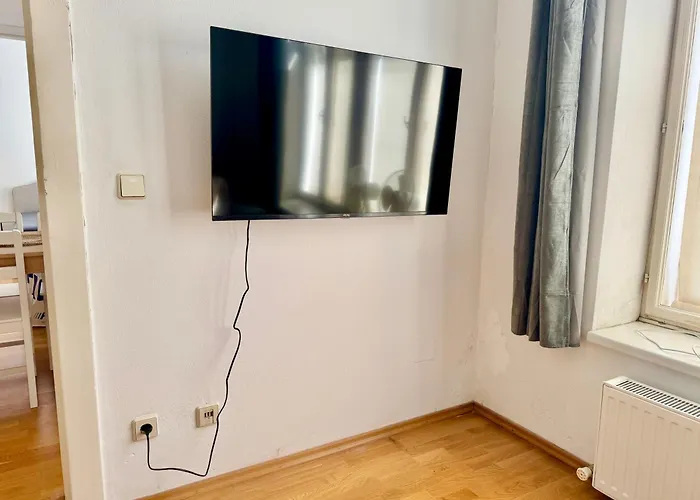 شقة 4 Bedroom Stylish With Shared Backyard *