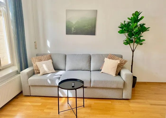 4 Bedroom Stylish With Shared Backyard *