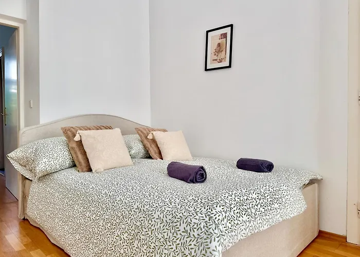 4 Bedroom Stylish With Shared Backyard