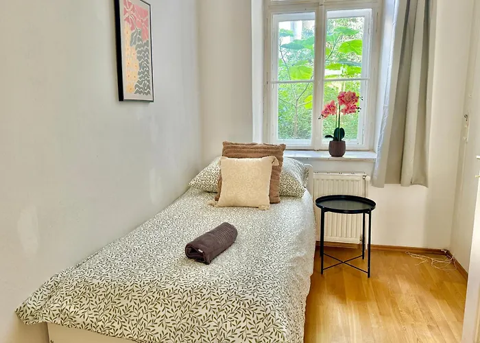 4 Bedroom Stylish With Shared Backyard فيينا