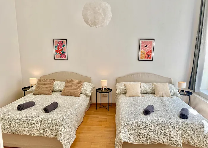 4 Bedroom Stylish With Shared Backyard فيينا