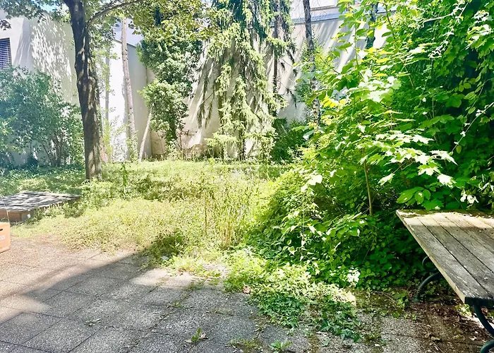 4 Bedroom Stylish With Shared Backyard *