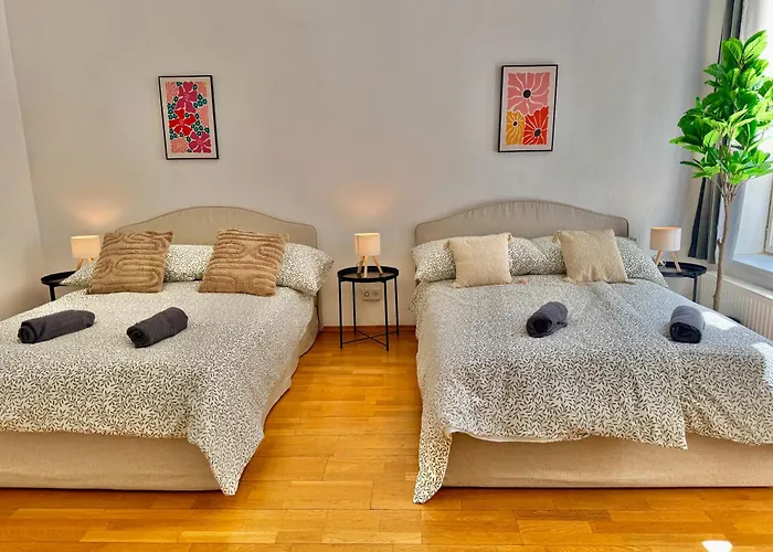 4 Bedroom Stylish With Shared Backyard شقة